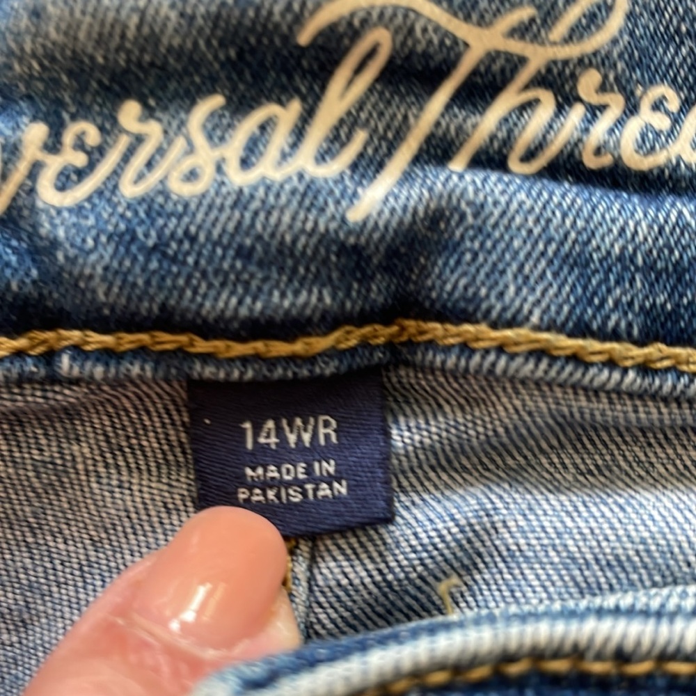UNIVERSAL THREAD BLUE DENIM DISTRESSED BERMUDA JEAN SHORTS Size 14WR - Picture 6 of 15